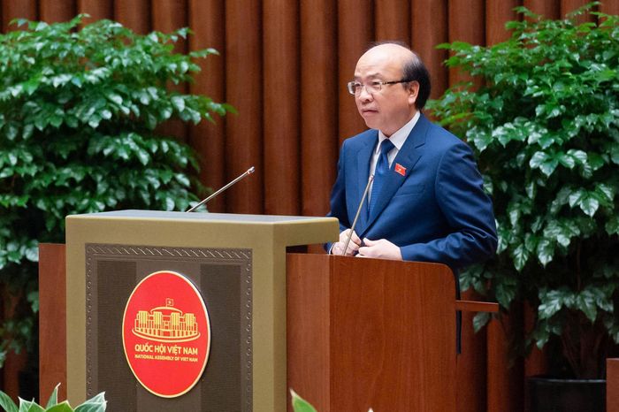 Chủ nhiệm Ủy ban Pháp luật và Tư pháp Phan Chí Hiếu trình bày Báo cáo thẩm tra. Ảnh: Media Quốc hội.
