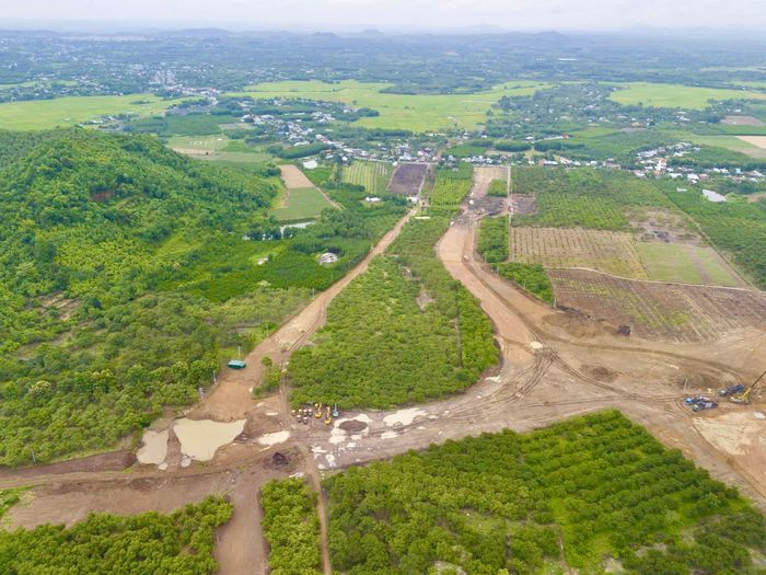 Ở phạm vi toàn dự án, công tác giải phóng mặt bằng tiếp tục được TP Đồng Nai tập trung thực hiện. Theo Trung tâm Phát triển quỹ đất TP Đồng Nai, đến cuối tháng 7, mặt bằng sạch phục vụ dự án đạt hơn 90% và dự kiến hoàn thành trong tháng 8/2026. Việc sớm khép kín mặt bằng được xem là yếu tố quan trọng để các nhà thầu mở rộng công địa, tổ chức thi công liên tục và phát huy tối đa nguồn lực đã huy động.