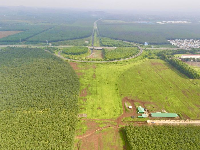 Ở phân đoạn từ Km 0+000 đến Km 28+000 do Công ty TNHH Tập đoàn Sơn Hải đảm nhận, các mũi thi công cũng đang được tập trung triển khai. Nhà thầu tổ chức đúc dầm, đào đắp nền đường, thi công đường công vụ, cống, hầm chui dân sinh và khoan cọc nhồi cầu La Ngà.