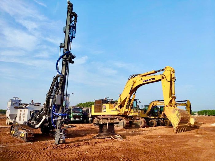 Đến nay, nhà thầu đã thi công hơn 20km đường công vụ, đồng thời huy động 184 nhân sự và 111 máy móc, thiết bị phục vụ thi công trên phạm vi mặt bằng hiện có. Bao gồm huy động 23 máy đào, 10 máy san, 9 máy xúc lật, 6 máy ủi, 23 máy lu, 22 xe ben, 3 xe đầu kéo, 2 xe trộn bê tông, 2 máy khoan cọc nhồi, 3 máy khoan đá cùng các thiết bị khác. Việc huy động nhân lực, thiết bị lớn cho thấy các nhà thầu đang chủ động chuẩn bị nguồn lực để tăng tốc ngay khi mặt bằng được bàn giao đầy đủ.