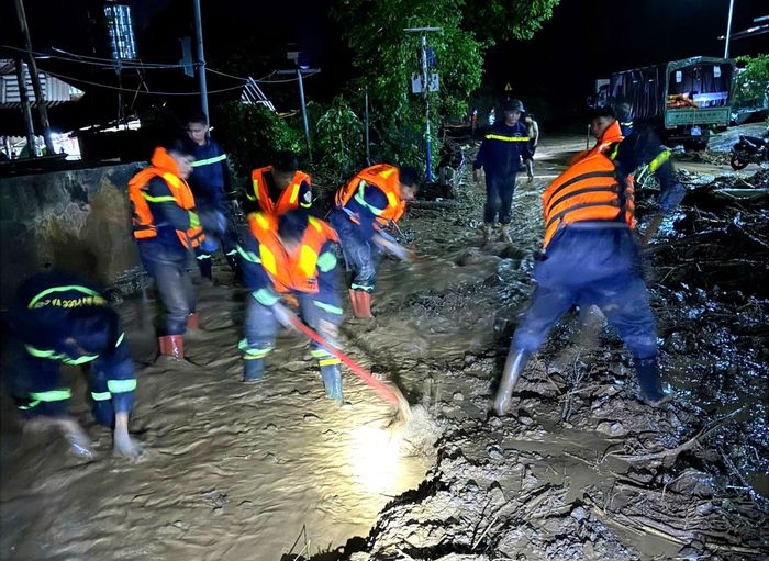 Hỗ trợ người dân trong đêm của lực lượng Công an tỉnh Sơn La. Ảnh: CACC.