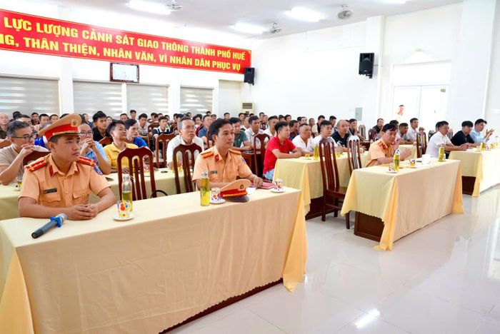 Phòng CSGT Công an TP Huế vừa tổ chức tuyên truyền pháp luật về trật tự, an toàn giao thông đường bộ cho các doanh nghiệp kinh doanh vận tải, hướng dẫn kỹ năng lái xe an toàn nhằm kéo giảm tai nạn giao thông.