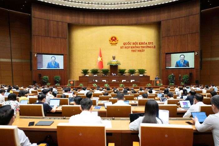 Quốc hội nghe Tờ trình về việc điều chỉnh chủ trương đầu tư Dự án đầu tư xây dựng tuyến đường sắt Lào Cai - Hà Nội - Hải Phòng tại Hội trường. Ảnh: Media Quốc hội.