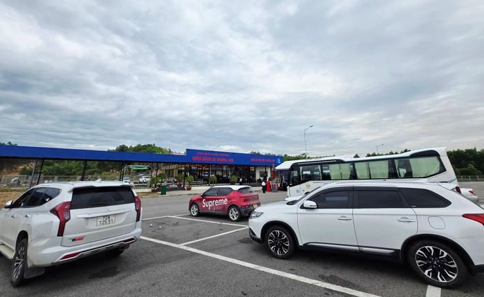 Bãi đỗ xe rộng rãi cùng đầy đủ các dịch vụ hỗ trợ.