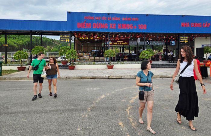 Trạm dừng xe Km 96+100 bổ sung thêm nhiều dịch vụ, tiện ích cho hành khách dừng chân.