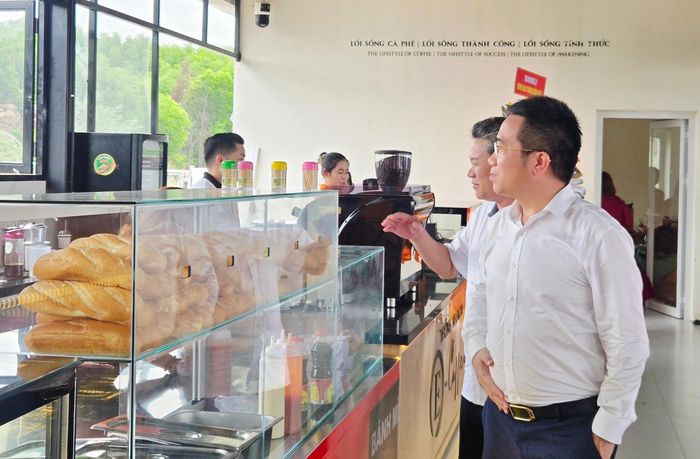 Lãnh đạo VEC kiểm tra các tiện ích, dịch vụ tại Điểm dừng xe Km 96+100.