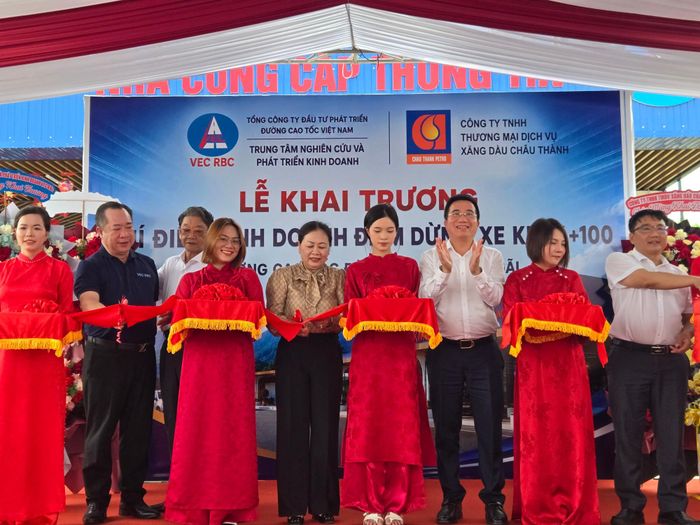 Lãnh đạo VEC, các đơn vị chức năng và Công ty TNHH TMDV Xăng dầu Châu Thành (đơn vị hợp tác cung cấp dịch vụ, tiện ích) cắt băng khai trương thí điểm kinh doanh Trạm dừng xe Km 96+100 cao tốc Đà Nẵng - Quảng Ngãi.