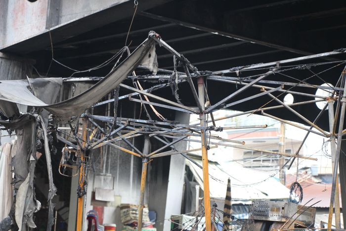 Hàng hóa, cây dù cũng bị thiêu cháy trơ khung sắt.