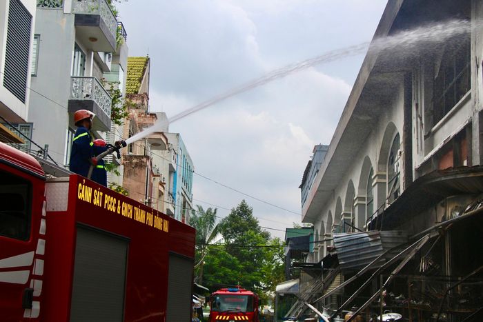 Cảnh sát tích cực xử lý sau đám cháy.