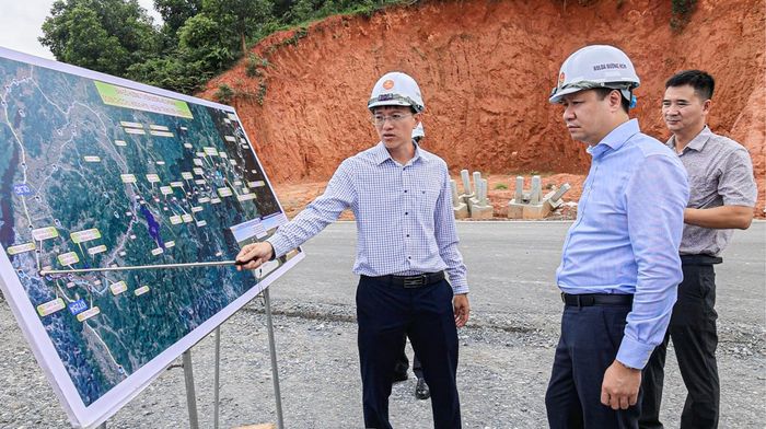 Ông Vương Trọng Minh, Giám đốc Ban QLDA đường Hồ Chí Minh kiểm tra tiến độ thi công dự án (Ảnh: Tạ Hải).
