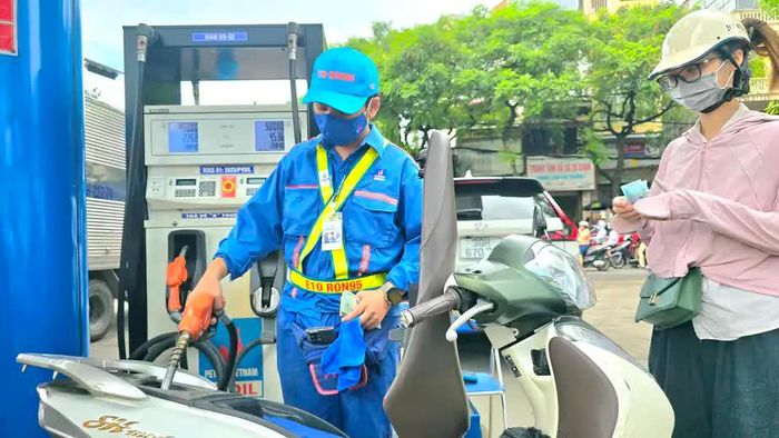 Giá xăng E10 giảm hơn 500 đồng/lít (Ảnh: Hồng Hạnh).