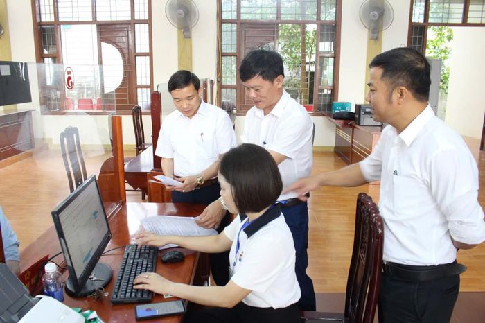 Việc tăng cường tập huấn, hướng dẫn nghiệp vụ theo hướng "cầm tay chỉ việc" và siết chặt KPI được xem là biện pháp cần thiết để bộ máy chính quyền cơ sở vận hành tốt hơn (Ảnh H.T)