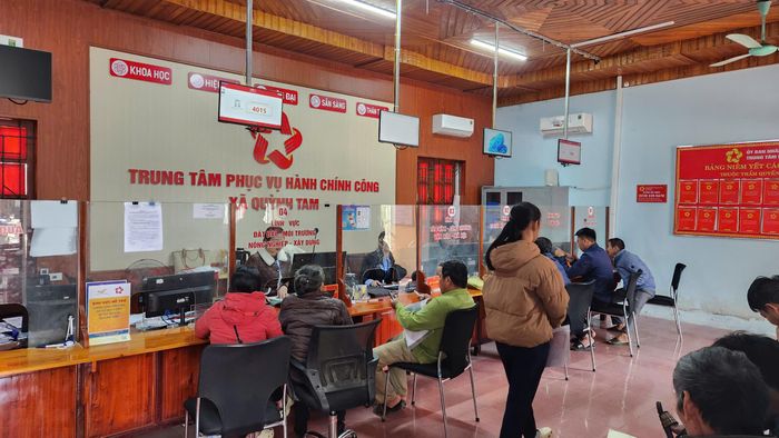Sau khi thực hiện mô hình chính quyền địa phương 2 cấp, nhiều địa phương ở Nghệ An gặp tình trạng mất cân đối đội ngũ cán bộ, công chức và thiếu nhân sự có chuyên môn phù hợp với vị trí việc làm. Ảnh chụp tại Trung tâm Phục vụ hành chính công xã Quỳnh Tam.