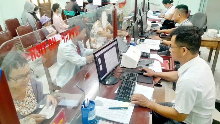 Cán bộ, công chức xã Quỳnh Phú tự học, nâng cao chuyên môn, nghiệp vụ để khắc phục khó khăn sau khi thực hiện mô hình chính quyền địa phương 2 cấp, phục vụ người dân ngày càng tốt hơn. (Ảnh chụp tại Trung tâm hành chính công xã Quỳnh Phú).