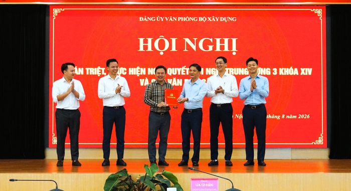 Đảng bộ Văn phòng Bộ Xây dựng công bố Quyết định chuẩn y kiện toàn Ban Chấp hành Đảng bộ.