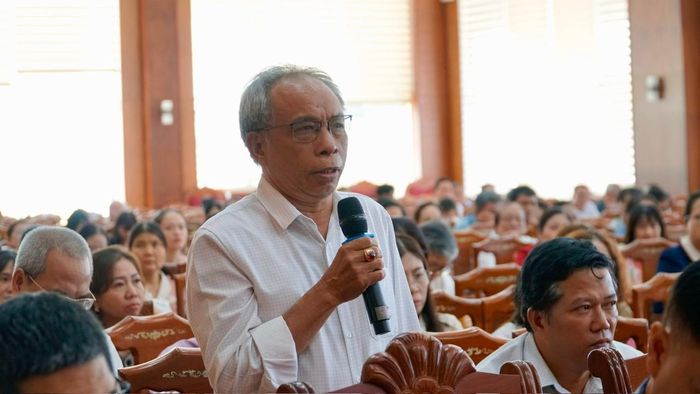 Cử tri kiến nghị tại buổi làm việc.