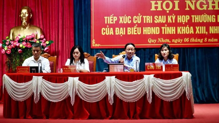 Chủ tịch UBND tỉnh Phạm Anh Tuấn (thứ 2 từ phải qua) chủ trì buổi tiếp xúc cử tri.