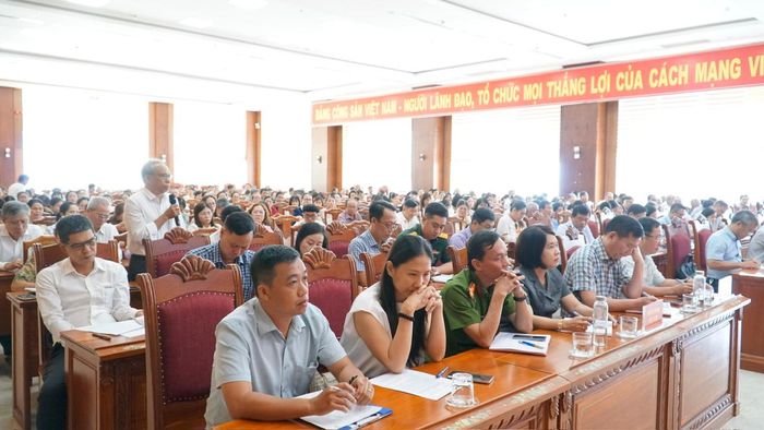 Quang cảnh buổi tiếp xúc cử tri.