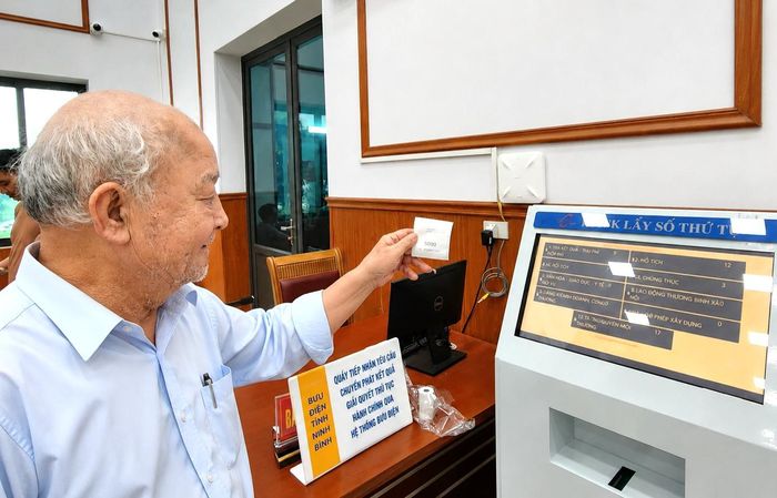Người dân lấy số thứ tự, được cán bộ Bộ phận Một cửa hướng dẫn tra cứu quy định, lập hồ sơ và nộp trực tuyến, quá trình giải quyết diễn ra thuận lợi, giúp tiết kiệm đáng kể thời gian và công sức.
