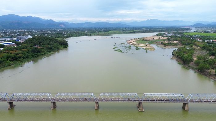 Theo nhiều người dân hai bên bờ sông, đây là lần đầu tiên, trong mùa nắng họ thấy nước sông Trà Khúc dâng lên tới trên cầu Trường Xuân.