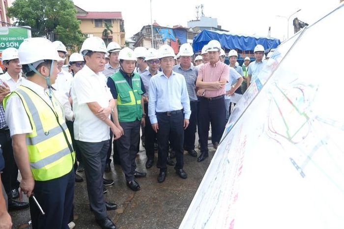 Lãnh đạo TP Hà Nội kiểm tra thực địa Hạng mục cầu vượt nút giao Nguyễn Chí Thanh - Dự án đường Vành đai 1 và tuyến đường sắt đô thị số 5. Ảnh: Phạm Hùng.