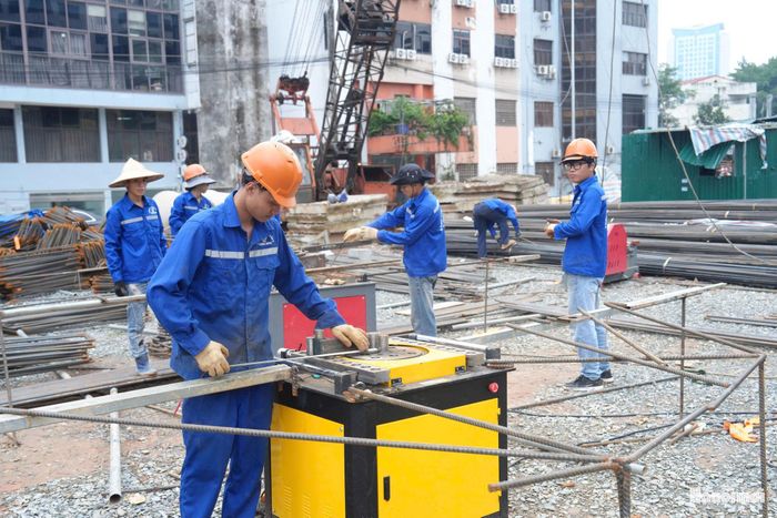 Gói thầu số 17, thi công cầu vượt nút giao Nguyễn Chí Thanh đã hoàn thành khoảng 24,45% khối lượng. Ảnh: Phạm Hùng.