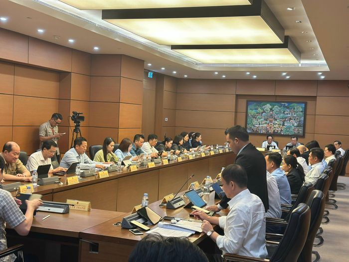 Các đại biểu thảo luận tại Tổ về dự thảo Luật sửa đổi, bổ sung một số điều của Luật Kiến trúc. Ảnh: Linh Đan.