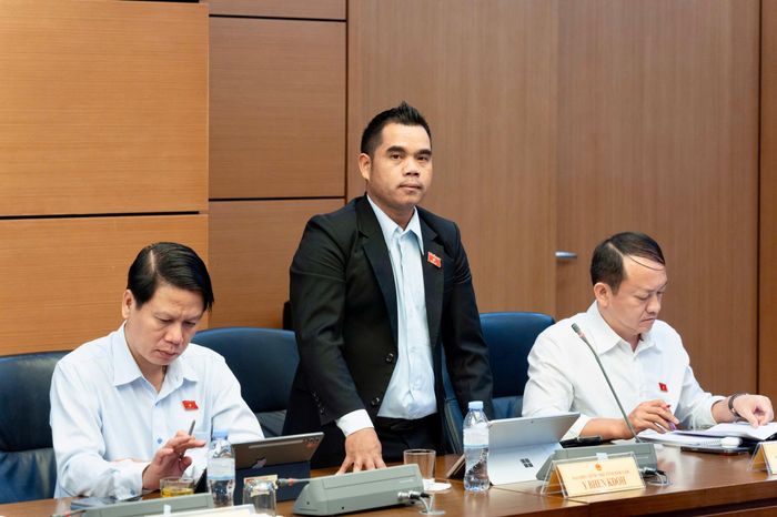 Đại biểu Y Bhen Kđoh (đoàn Đắk Lắk) phát biểu thảo luận.