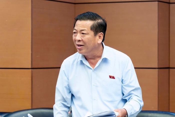 Bộ trưởng Bộ Xây dựng Trần Hồng Minh phát biểu, làm rõ thêm ý kiến đại biểu nêu.