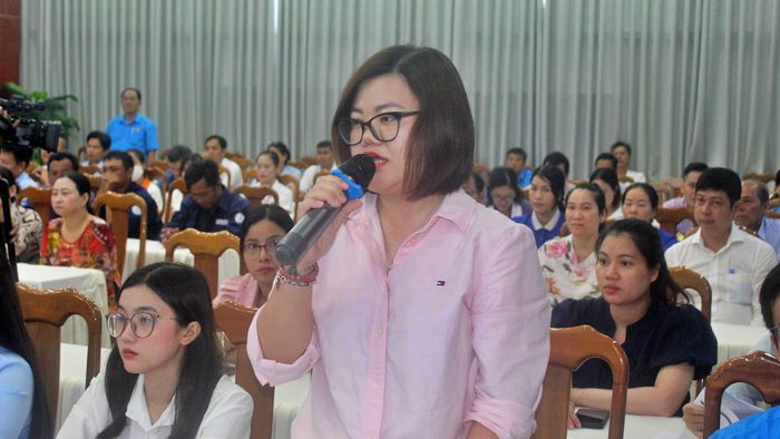 Người lao động chia sẻ và kiến nghị đến lãnh đạo tỉnh Cà Mau tại diễn đàn.