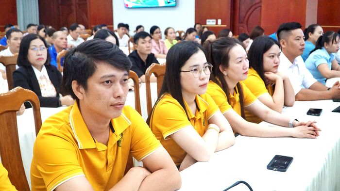 Người lao động ở Cà Mau quan tâm đến môi trường lao động, các chính sách liên quan đến quyền, lợi ích hợp pháp của người lao động.