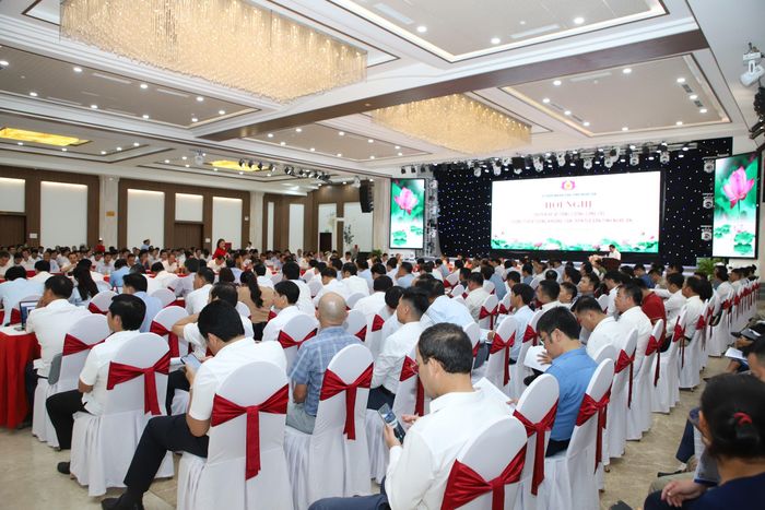 Ngoài đại diện các sở ngành, cơ quan chuyên môn, còn có sự góp mặt đầy đủ của 250 doanh nghiệp đang khai thác khoáng sản và nhiều đơn vị, ban quản lý dự án đang sử dụng khoáng sản, tham gia.