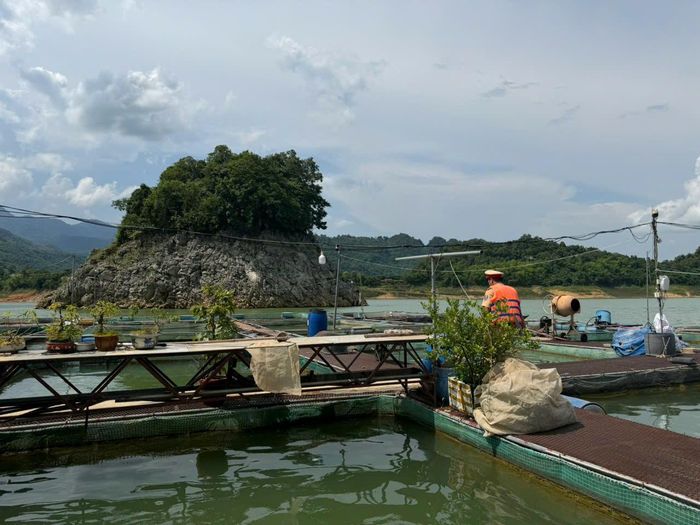 Cán bộ Đội Cảnh sát đường thủy số 3 đã trực tiếp tuyên truyền việc sử dụng áo phao, dụng cụ phao cứu sinh; hướng dẫn kiểm tra, gia cố phương tiện, neo đậu tàu, thuyền tại vị trí an toàn; đồng thời khuyến cáo người dân không hoạt động trên sông khi xuất hiện mưa lớn, giông lốc hoặc khi có cảnh báo của cơ quan chức năng.