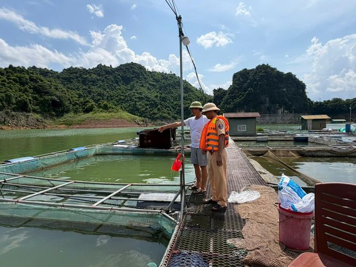 Ông Phạm Văn Bộ (xóm Mới, xã Thung Nai, tỉnh Phú Thọ) cho biết, gia đình có hơn 30 lồng nuôi cá trên lòng hồ sông Đà. Việc đảm bảo an toàn trước mùa mưa lũ được gia đình chú trọng, đồng thời luôn chuẩn bị áo phao và trang thiết bị cứu hộ khi có tình huống xấu xảy ra.