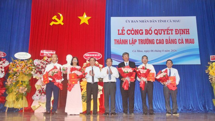 Lãnh đạo tỉnh Bạc Liêu trao quyết định và tặng hoa chúc mừng Hiệu trưởng và các Phó hiệu trưởng Trường Cao đẳng Cà Mau.