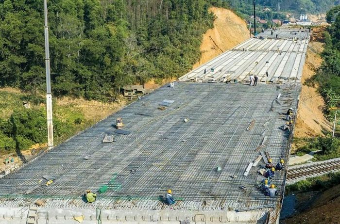 Các bộ, ngành và địa phương cần tiếp tục bám sát tiến độ từng dự án, chủ động điều chuyển vốn từ các dự án chậm sang các dự án có khả năng giải ngân tốt hơn. Ảnh: An Thư