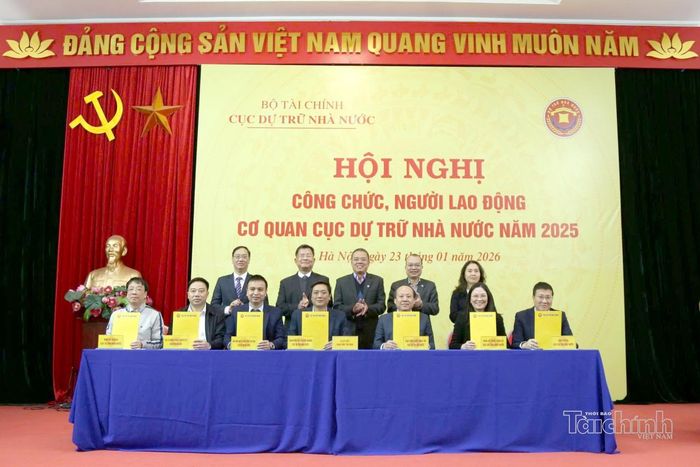 Ban Lãnh đạo Cục Dự trữ Nhà nước chứng kiến trưởng các ban, văn phòng Cục Dự trữ Nhà nước ký giao ước thi đua năm 2026. Ảnh: Đức Minh