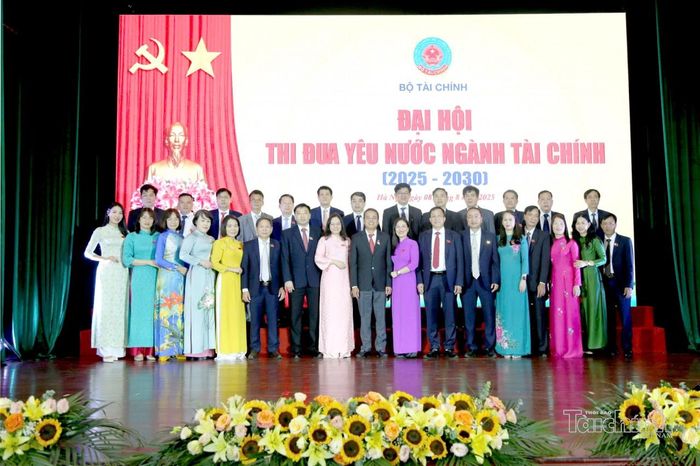 Các gương điển hình tiên tiến ngành Dự trữ Nhà nước tham dự Đại hội thi đua yêu nước ngành Tài chính. Ảnh: Đức Minh