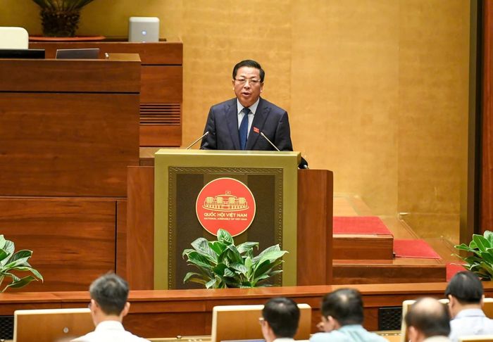 Bộ trưởng Bộ Xây dựng Trần Hồng Minh trình bày tờ trình tại Quốc hội. Ảnh: Đức Thanh