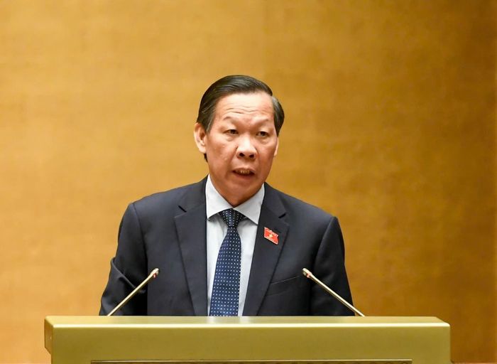 Chủ nhiệm Ủy ban Kinh tế và Tài chính Phan Văn Mãi trình bày báo cáo thẩm tra. Ảnh: Đức Thanh