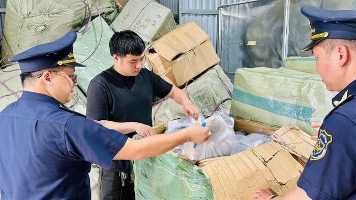 Cán bộ hải quan kiểm tra hàng hóa. Ảnh: CTV HQ