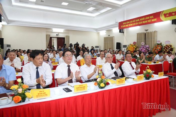 Cục trưởng Cục Dự trữ Nhà nước Bùi Tuấn Minh (hàng đầu bên phải) cùng các đại biểu tham dự Lễ kỷ niệm. Ảnh: Đức Minh