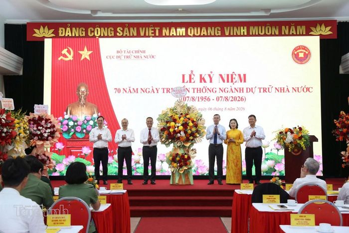 Bộ trưởng Bộ Tài chính Ngô Văn Tuấn tặng hoa chúc mừng ngành Dự trữ nhà nước. Ảnh: Đức Minh