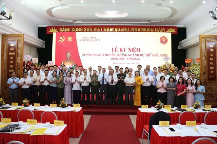 Bộ trưởng Ngô Văn Tuấn chụp ảnh lưu niệm cùng các đại biểu tham dự Lễ kỷ niệm. Ảnh: Đức Minh