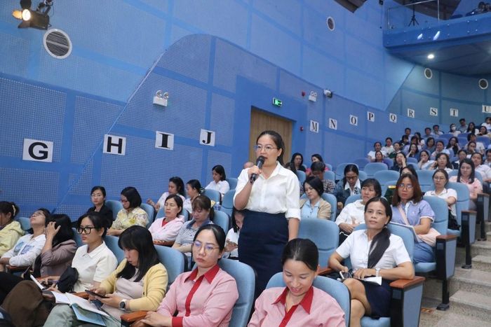 Người nộp thuế tham gia đối thoại chính sách với Thuế tỉnh Khánh Hòa.