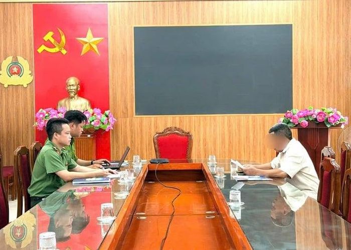 Công an xã Mê Linh làm việc với ông N.V.T.