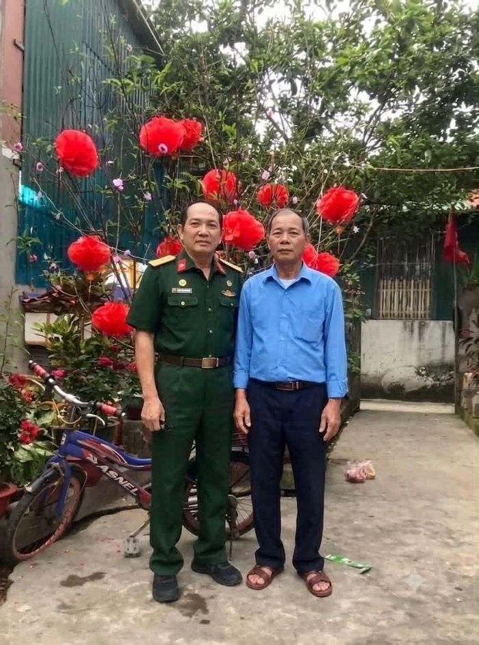 Thành Đô &amp; Anh Hồ Văn Hoan (phải ) em trai Anh hùng Hồ Văn Sinh tại nhà riêng Quỳnh Mai , tỉnh Nghệ An - Ảnh : Thành Đô