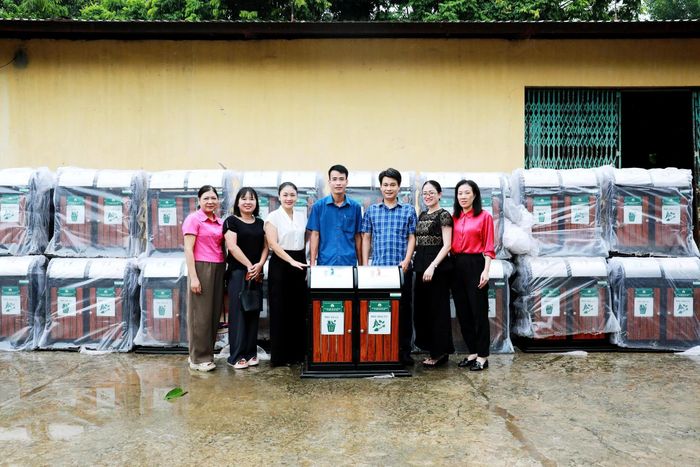 Trung tâm Dịch vụ môi trường và Hạ tầng kỹ thuật tiếp nhận thùng rác tại kho