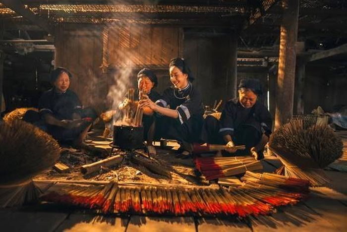 Nghề thủ công truyền thống - làm hương ở làng Phia Thắp, xã Quảng Uyên của người Nùng An được lưu truyền qua các thế hệ và mang lại thu nhập cho người dân