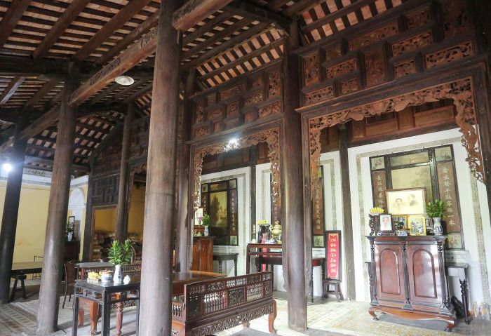 Công trình thể hiện trình độ bậc thầy về kỹ thuật chạm khắc gỗ. Ảnh: Bình Minh